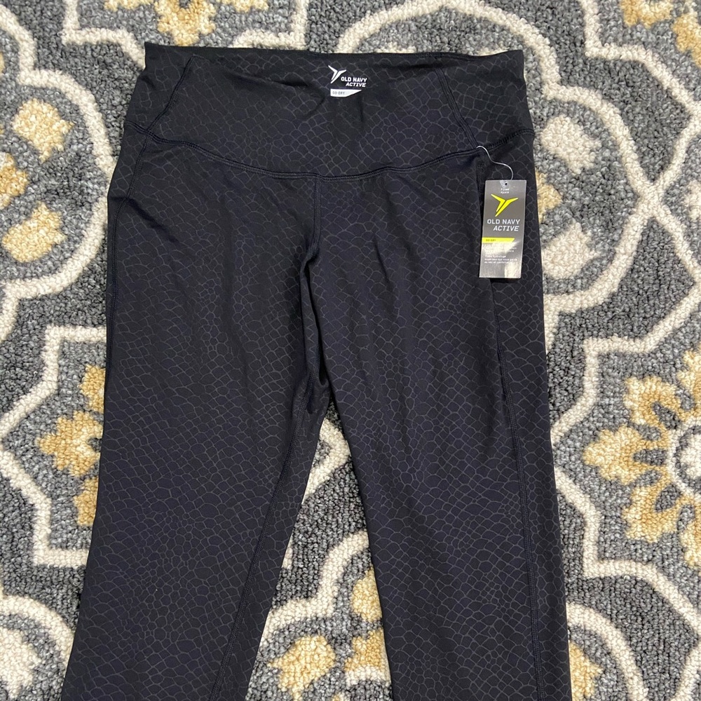 Old Navy cropped yoga pants